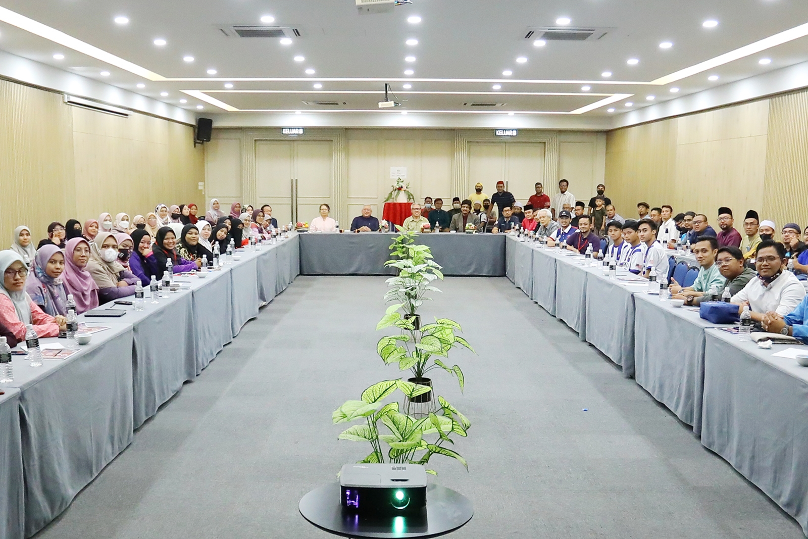 SIDANG MEJA BULAT KHAS “KARAMAH INSANIAH, BANGSA MALAYSIA & KEMANUSIAAN ...